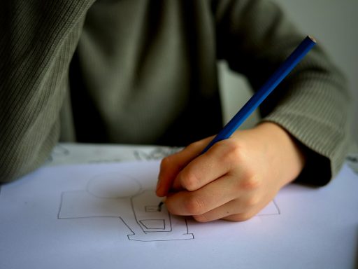 Een kind op school dat een kleurrijke traktatie uitdeelt aan klasgenootjes