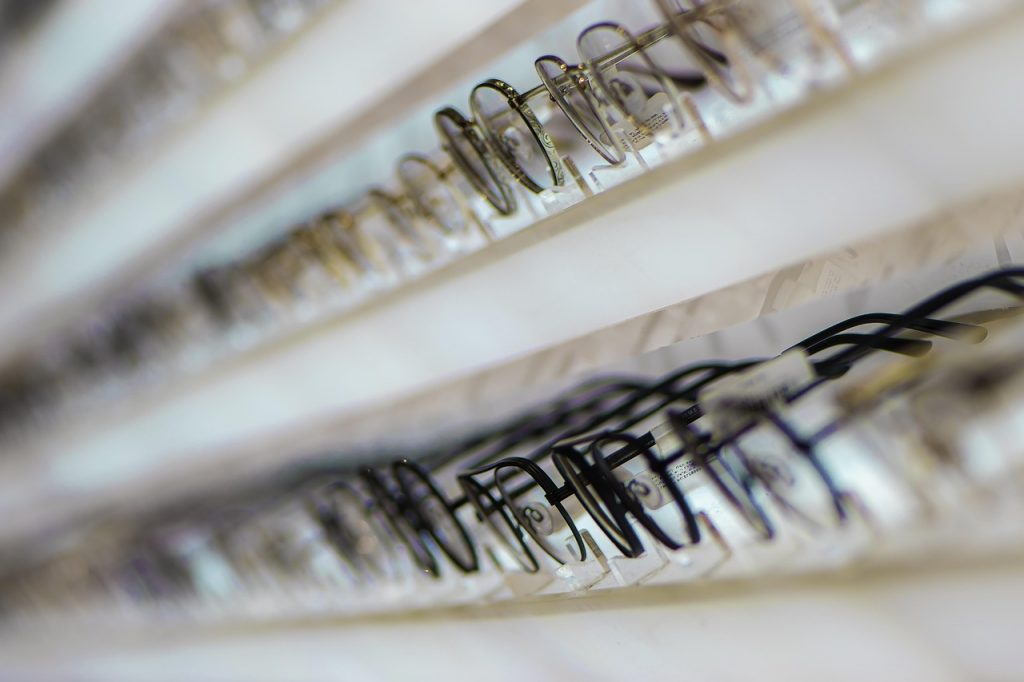 Brilmonturen in een opticienszaak, klaar voor aanschaf en declaratie bij de zorgverzekering