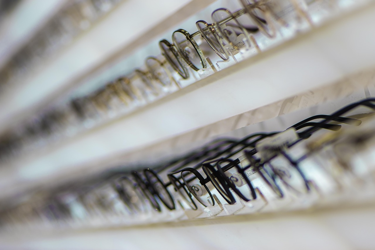 Brilmonturen in een opticienszaak, klaar voor aanschaf en declaratie bij de zorgverzekering