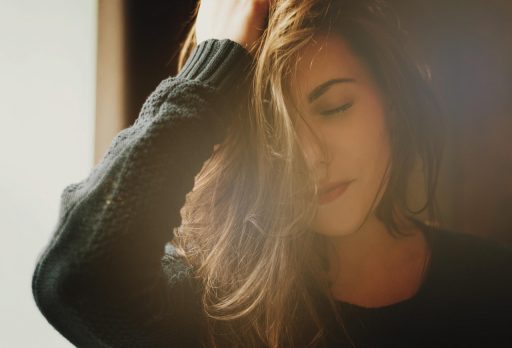 Persoon die uitgerust wakker wordt in ochtendlicht