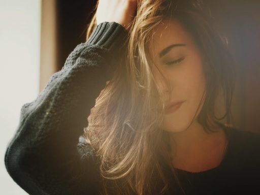 Persoon die uitgerust wakker wordt in ochtendlicht