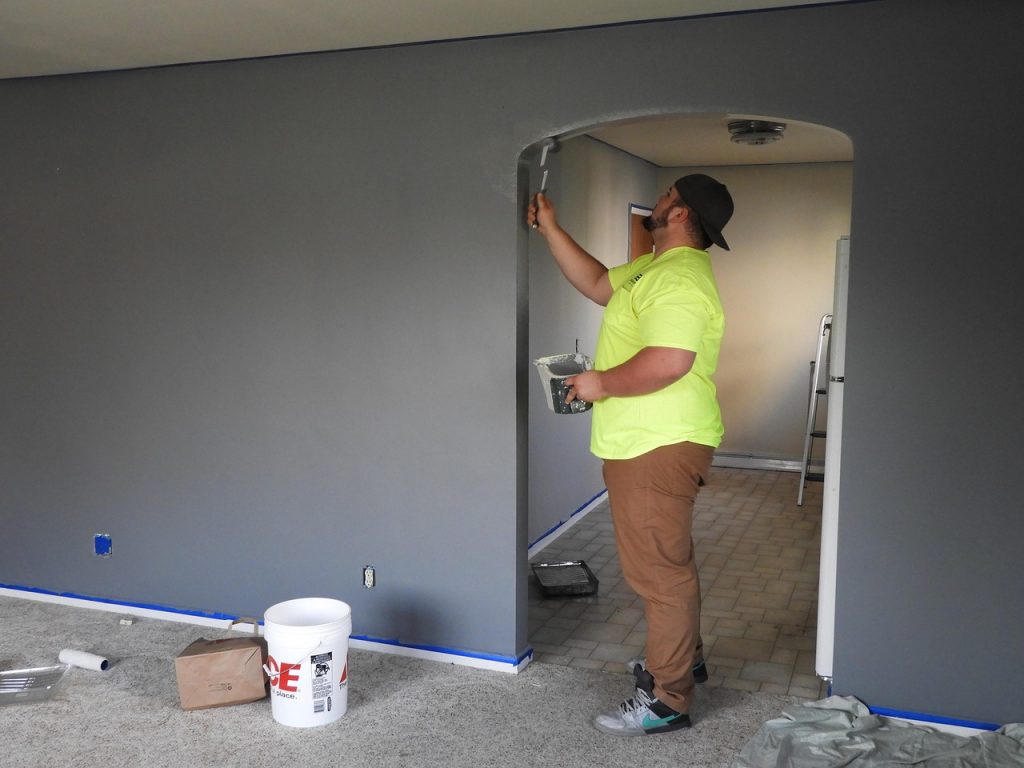 Installateur die spouwmuurisolatie aanbrengt in een woning