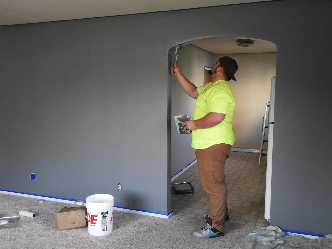 Installateur die spouwmuurisolatie aanbrengt in een woning