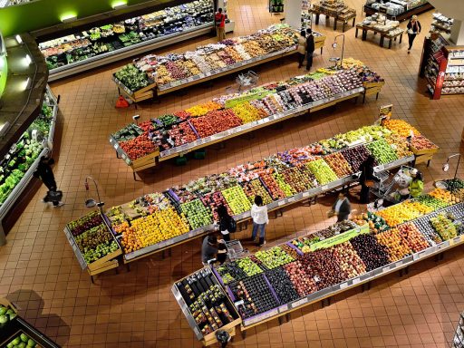 Persoon die in de supermarkt het etiket van een product leest