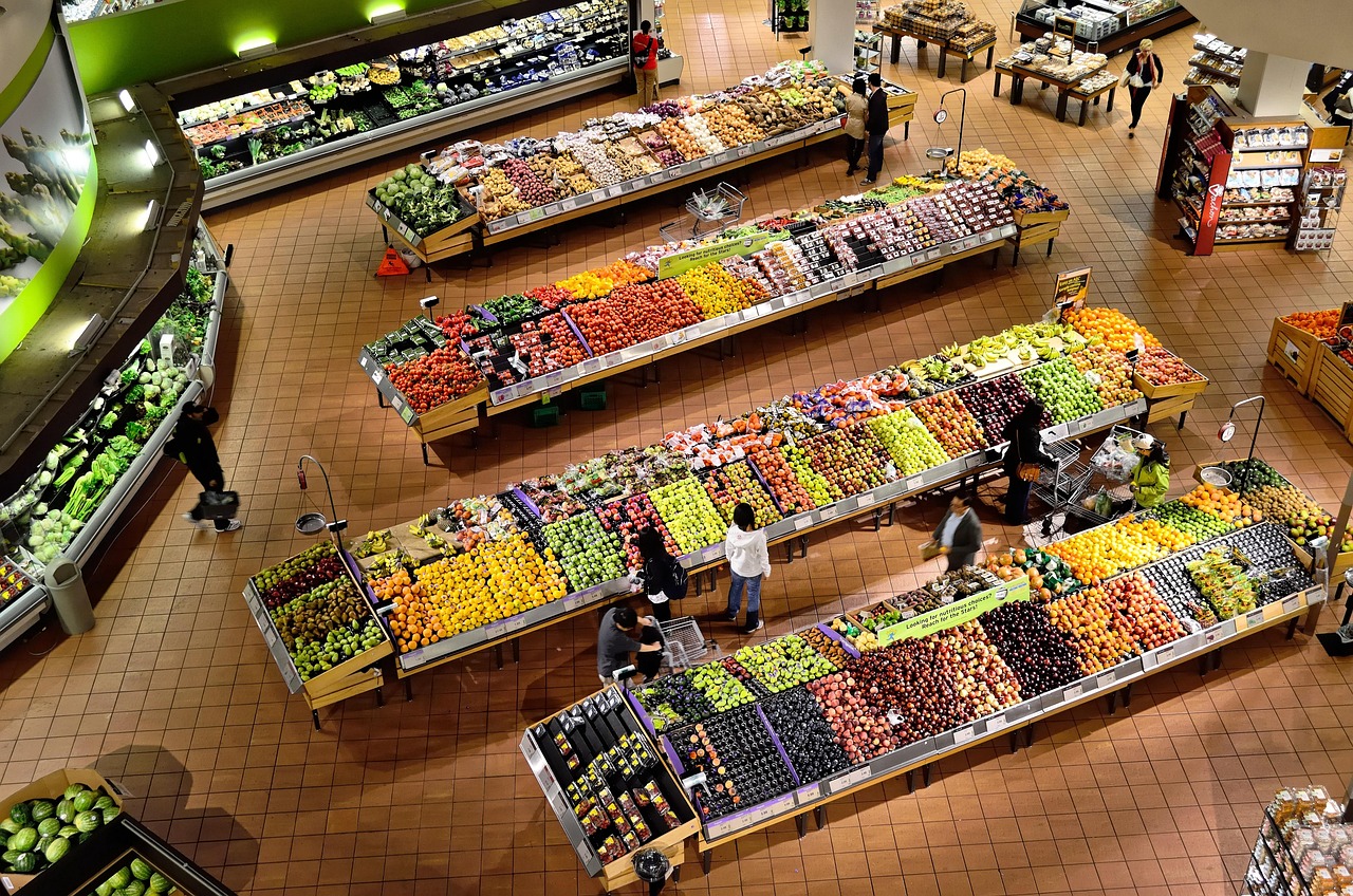 Persoon die in de supermarkt het etiket van een product leest