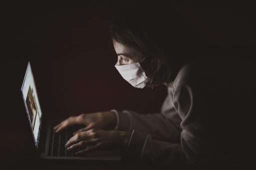 Dokter geeft een griepprik in de bovenarm van een patiënt
