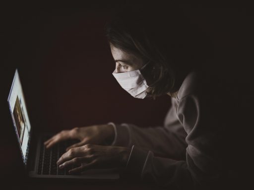 Dokter geeft een griepprik in de bovenarm van een patiënt