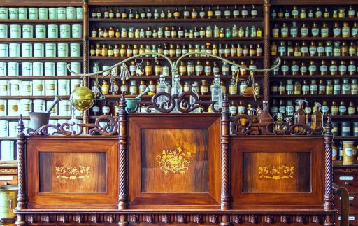 Apothekersmedewerker reikt medicijnen aan over de toonbank