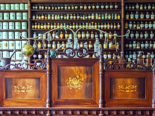 Apothekersmedewerker reikt medicijnen aan over de toonbank