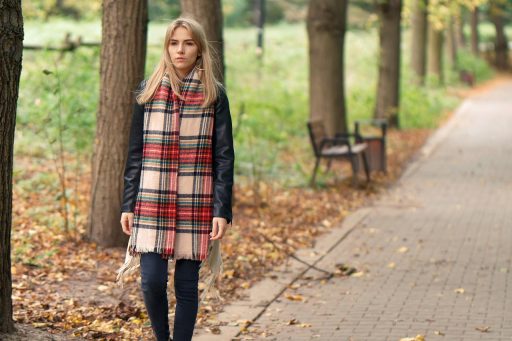 Persoon loopt rustig door een park in de herfst als onderdeel van zelfzorg voor mentale gezondheid