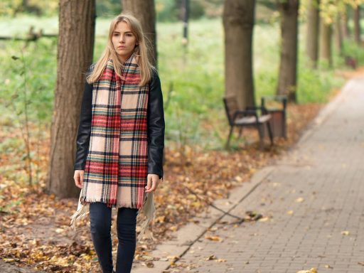 Persoon loopt rustig door een park in de herfst als onderdeel van zelfzorg voor mentale gezondheid