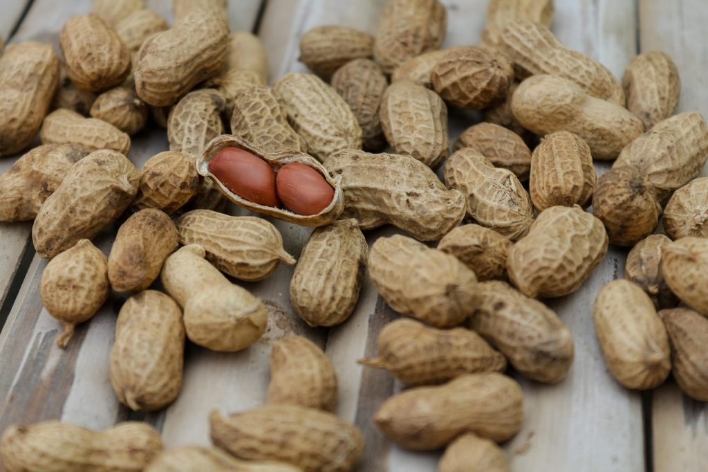 Iemand bekijkt de achterkant van een snackverpakking met de voedingswaardentabel in een supermarkt