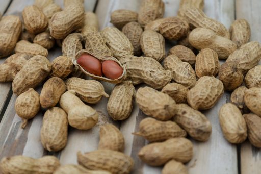 Iemand bekijkt de achterkant van een snackverpakking met de voedingswaardentabel in een supermarkt