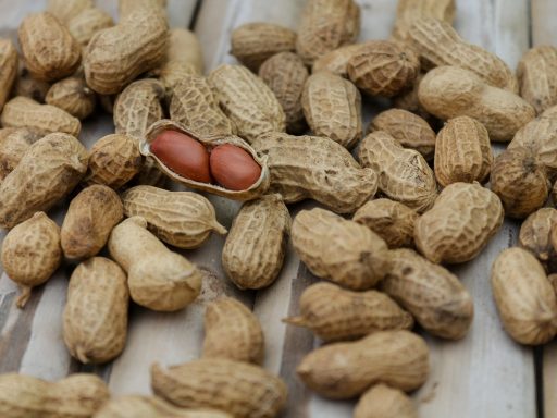 Iemand bekijkt de achterkant van een snackverpakking met de voedingswaardentabel in een supermarkt