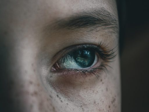 Persoon die zijn ogen wrijft achter een computerscherm na een lange werkdag