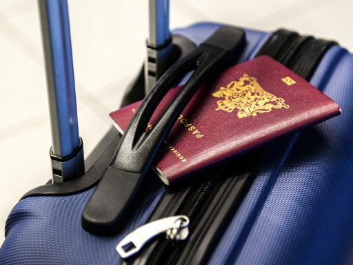 Zakenreiziger op een luchthaven met paspoort en documenten in de hand