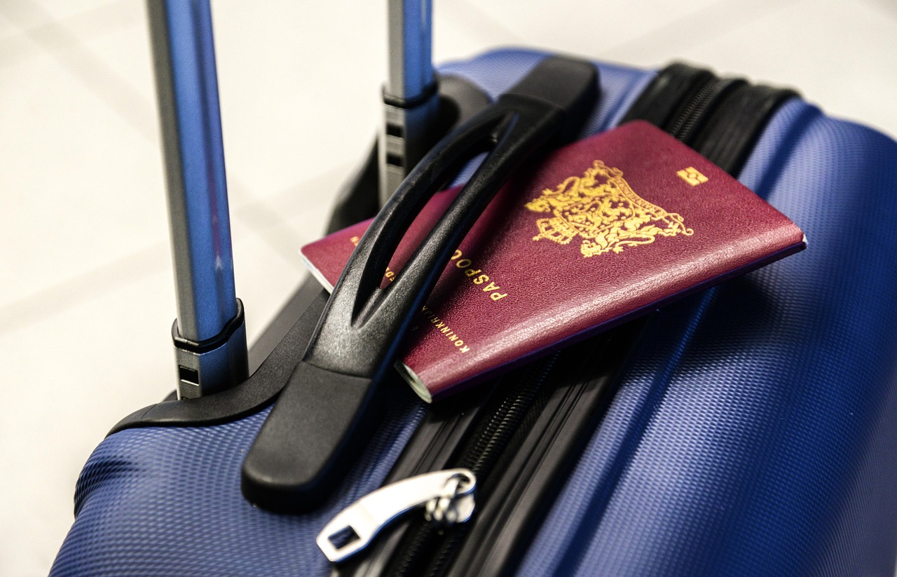 Zakenreiziger op een luchthaven met paspoort en documenten in de hand