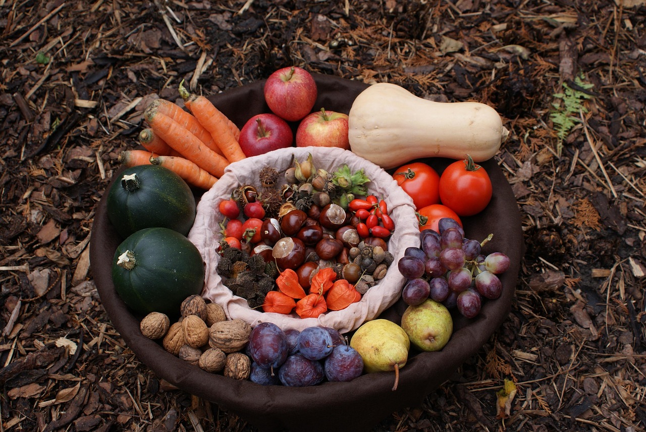 Herfstgroenten zoals pompoen en wortels op een houten tafel